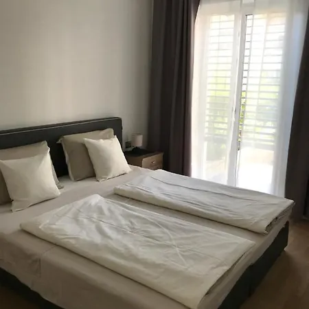 Apartment Schoene Neubauwohnung Mit Garten Merano